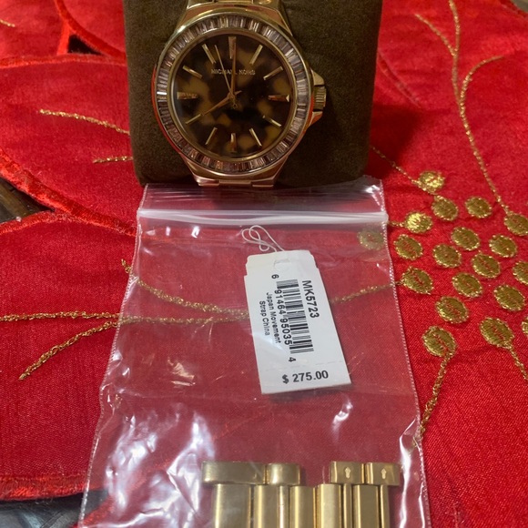 Ladies Michael Kors
MK-5723 Tortoise Dial Gold
Tone SS Analog Quartz - Picture 3 of 10